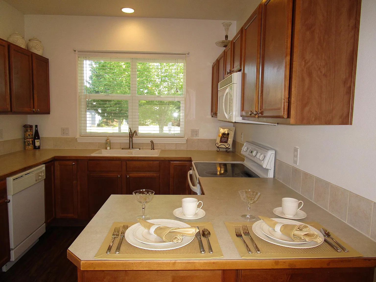 3 bed, 1240 sqft, $2,140 — Photo 3