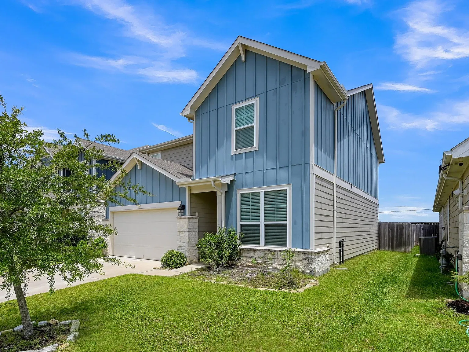 3 bed, 2.5 bath, 2288 sqft, $2,300 — Photo 1