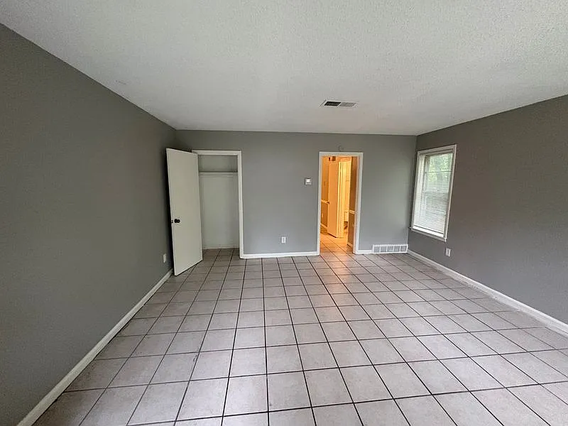 Charming 2-Bedroom Townhome with Fenced Backyard & Patio — Photo 3
