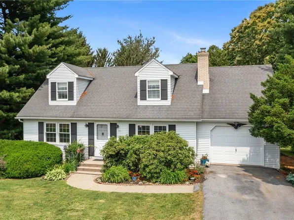 511 Twin Ponds Rd, Breinigsville, PA 18031