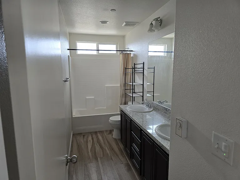 Upstairs guest bath