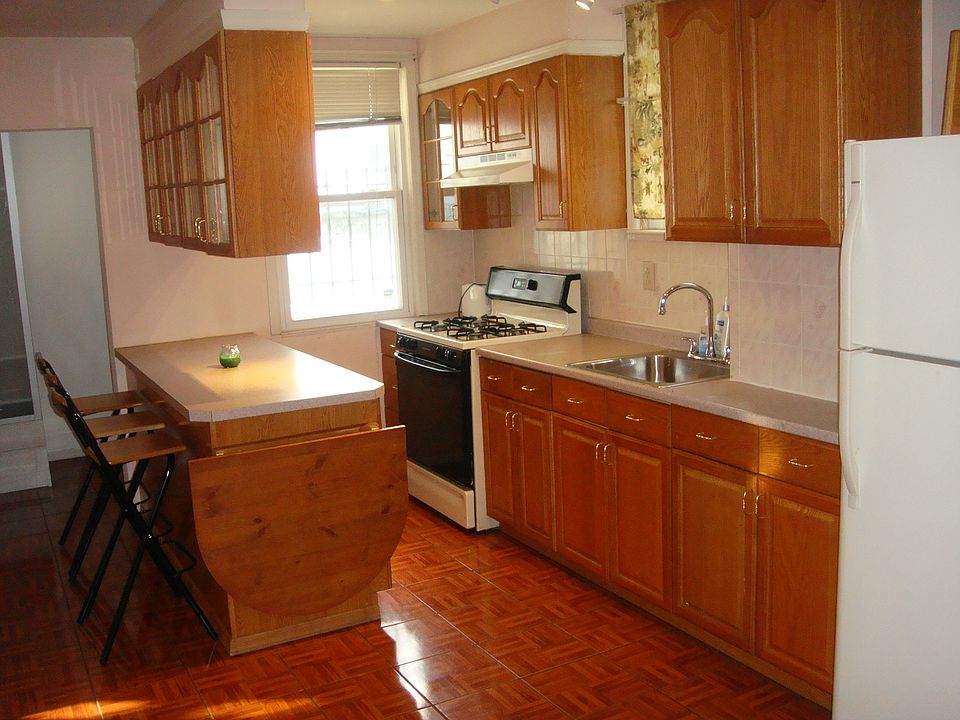 2nd image of 14943 Roosevelt Ave #1
