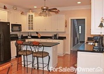 Kitchen : Spacious Kitchen with island and counter eating area