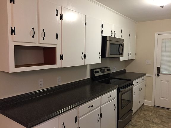Kitchen w/ ss appliances