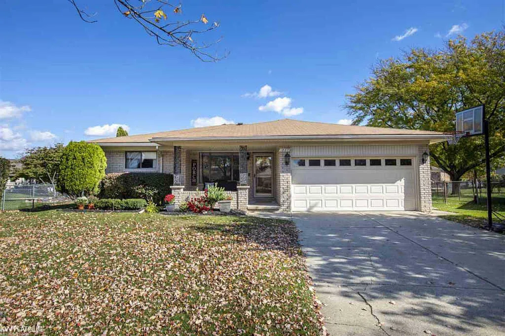 18073 River Hill Dr photo 1