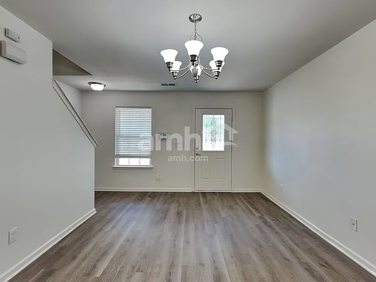 1882 Woodstone Dr — Photo 4