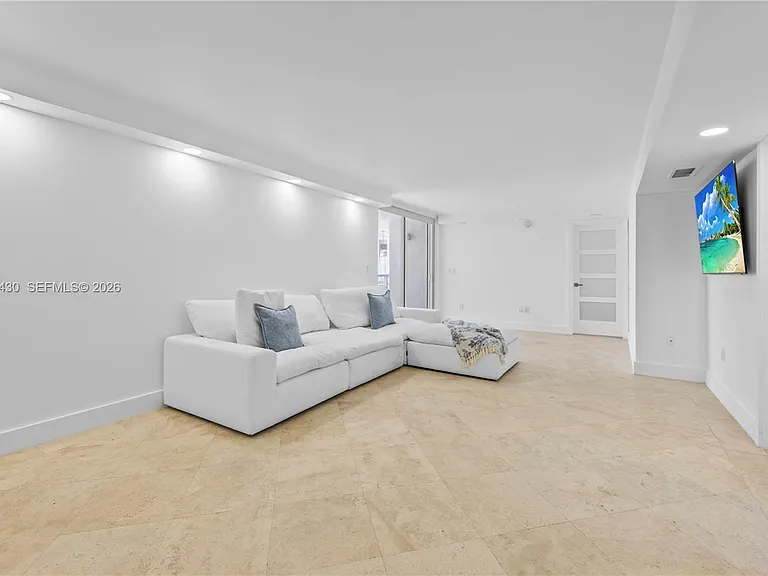 2457 Collins Ave #406 — Photo 7