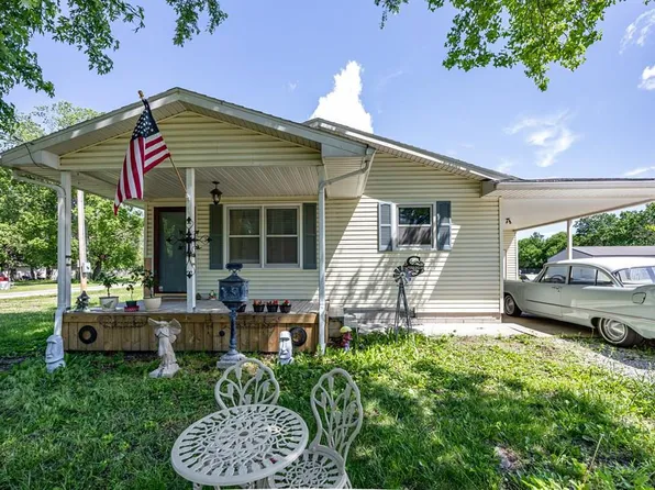 601 E 2nd St, Altamont, KS 67330