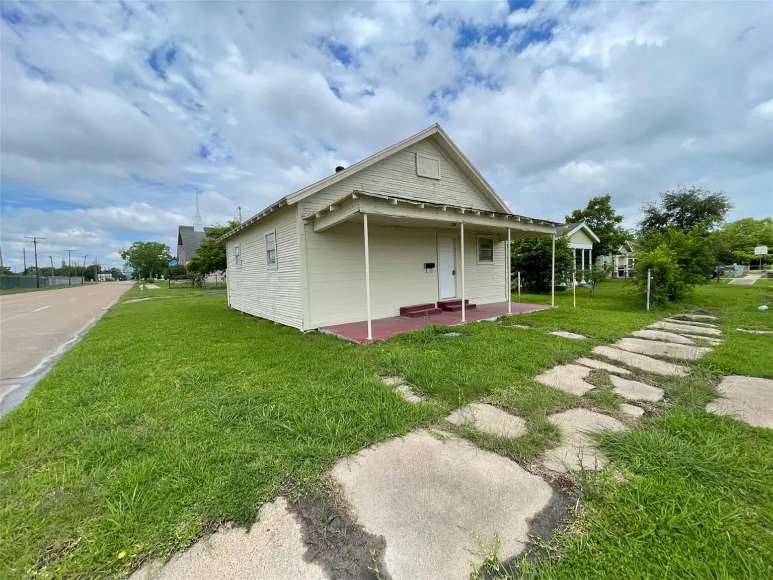 2 bed, 1.0 bath, 844 sqft, $1,250 — Photo 2