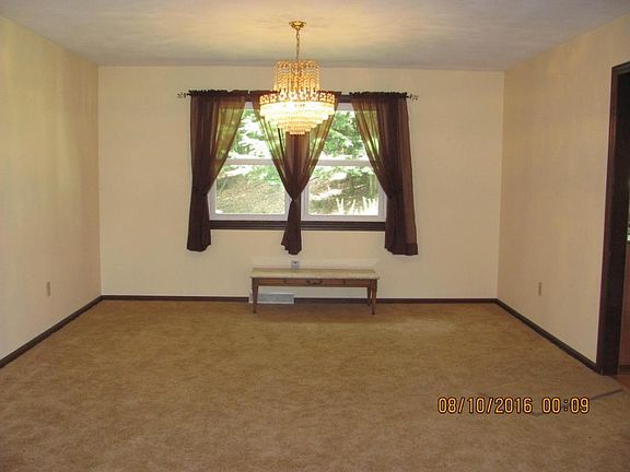 4th image of 9 Greenwood Cir