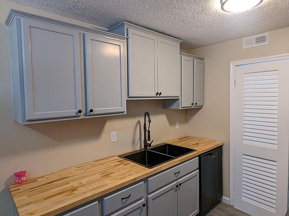 3rd image of 130 Colonial Ct #36