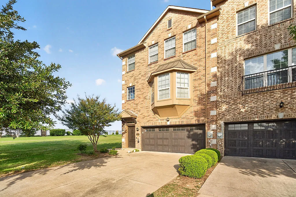 4 bed, 2273 sqft, $3,100 — Photo 1