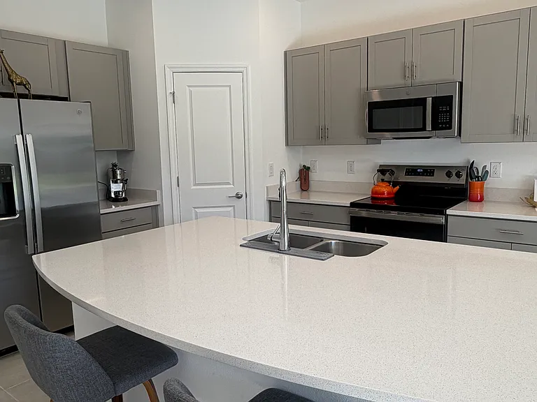 Large dinning counter. Comfortably can seat up to 3-4.