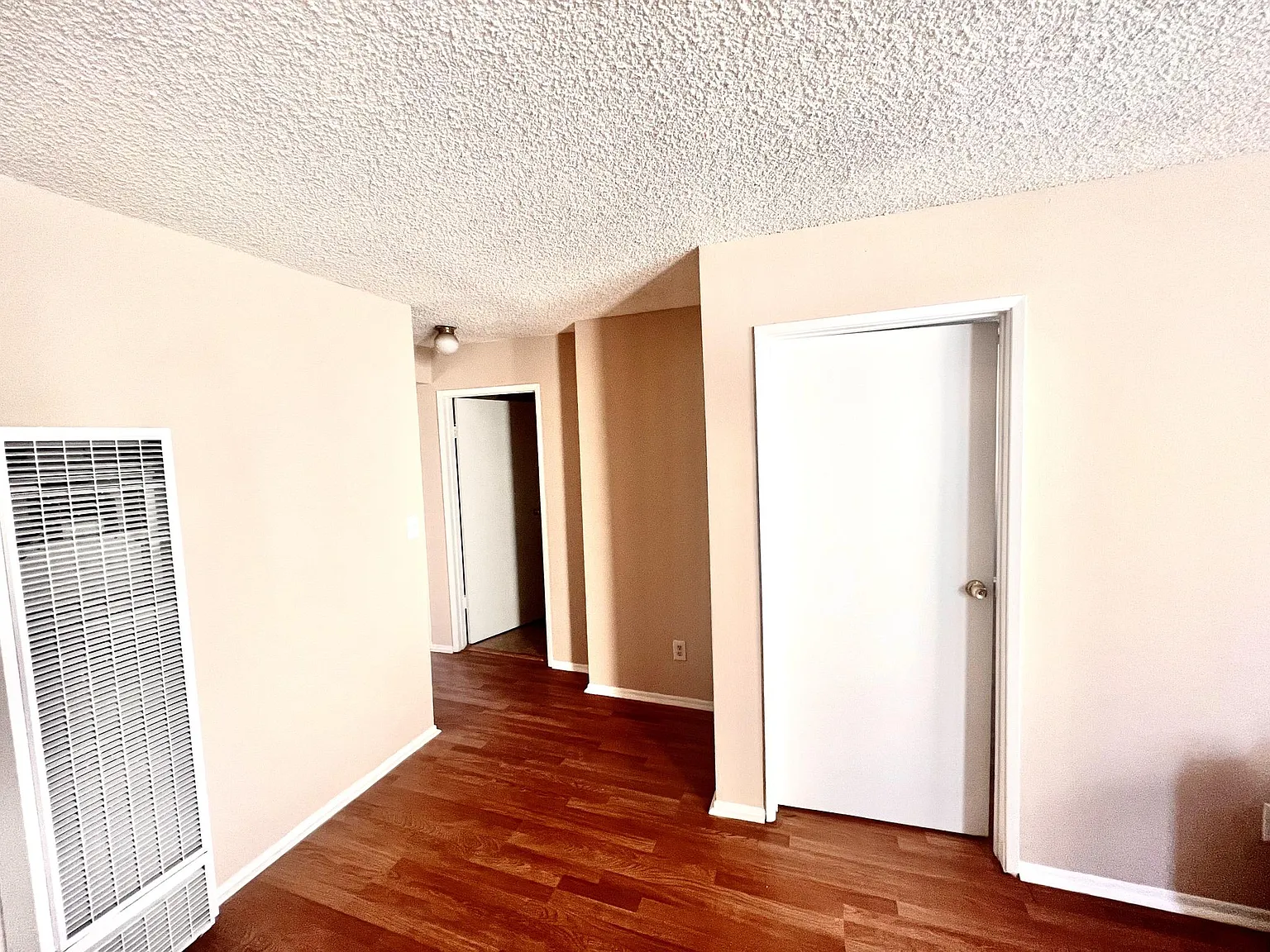 3 bed, 950 sqft, $3,100 — Photo 3