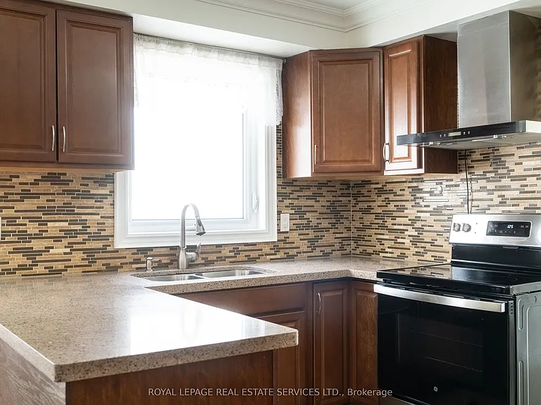 3301 Cambourne Cres — Photo 12