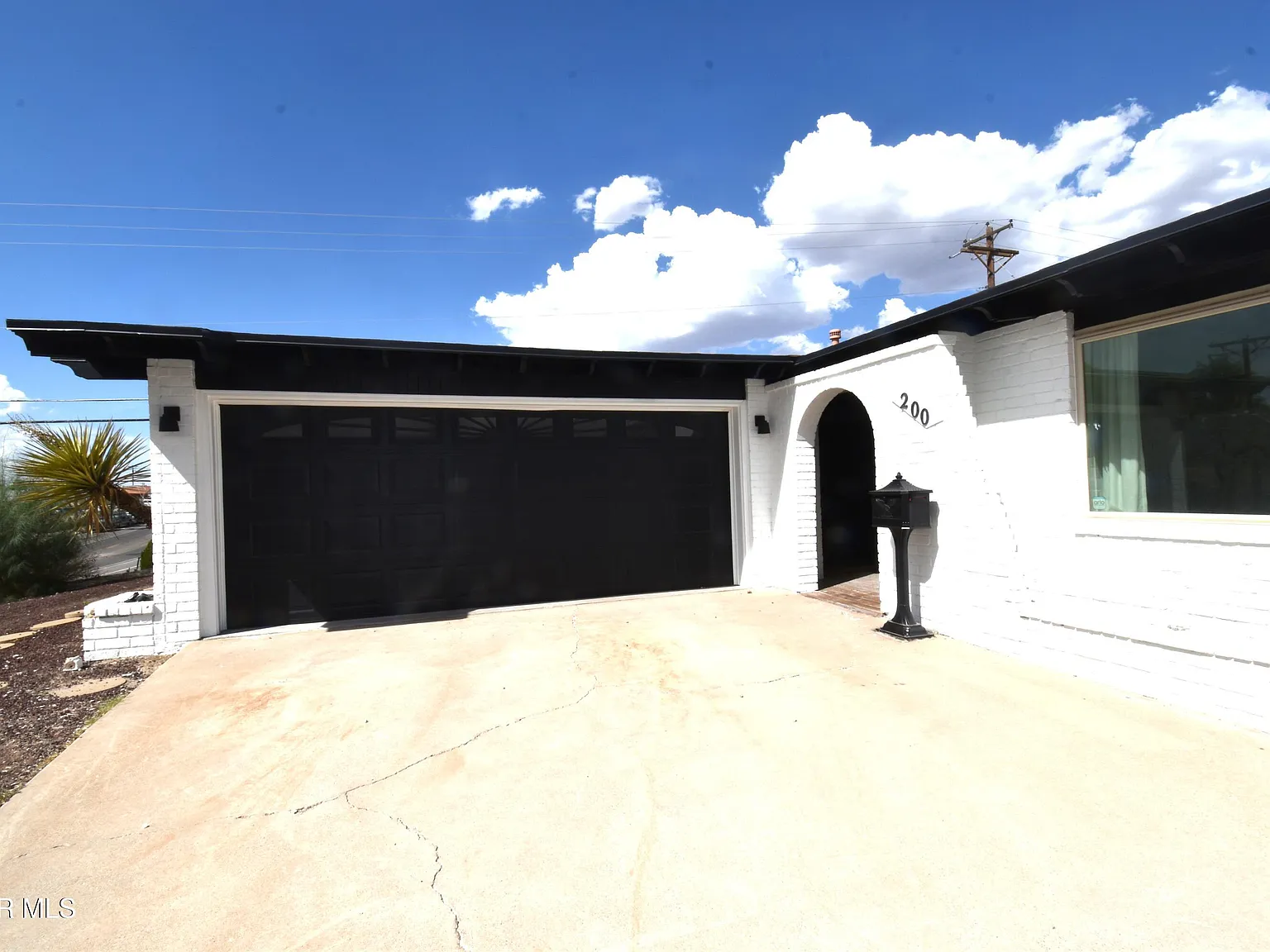 3 bed, 2.0 bath, 1449 sqft, $2,000 — Photo 3