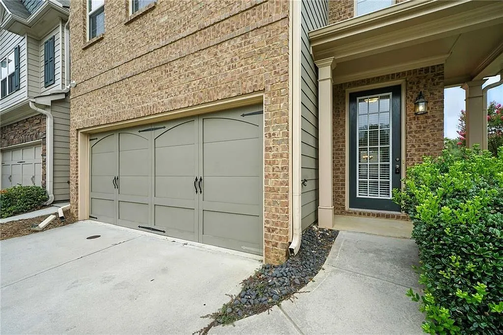 3 bed, 2.5 bath, 2364 sqft, $2,350 — Photo 3