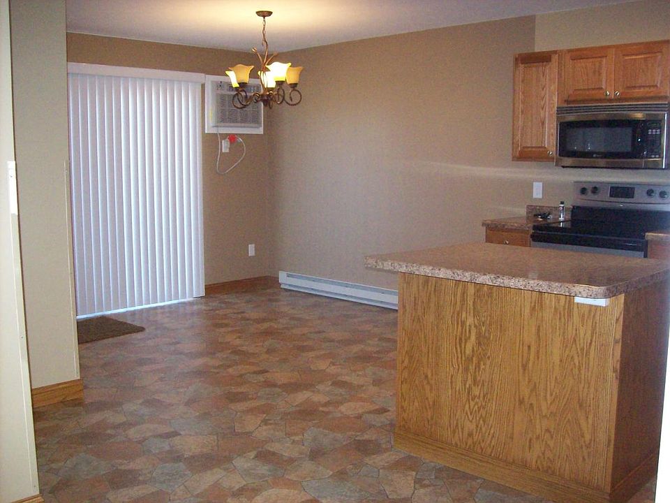 dinning area leading to the deck