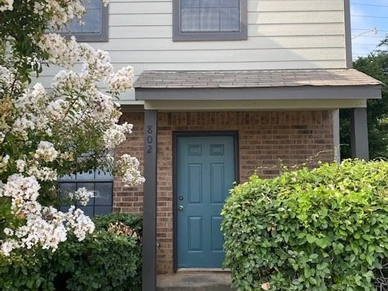 802 W Collins St — Photo 1