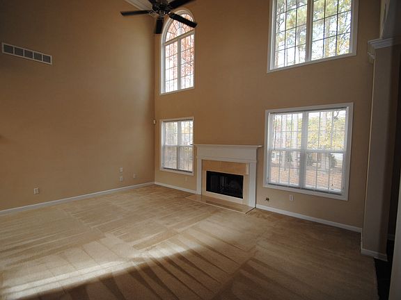 3rd image of 190 Julia Ct