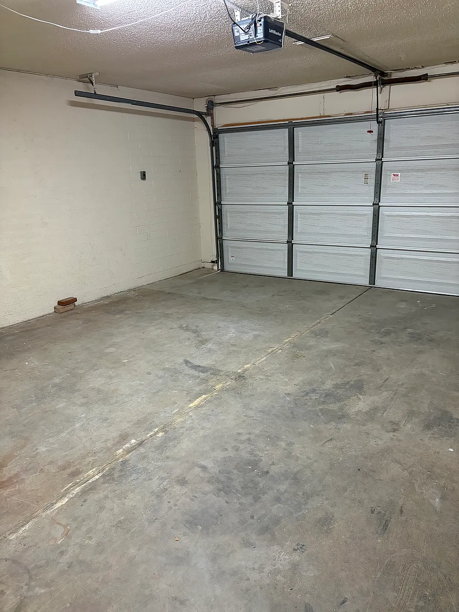 Garage - 1161 E Diamond Dr