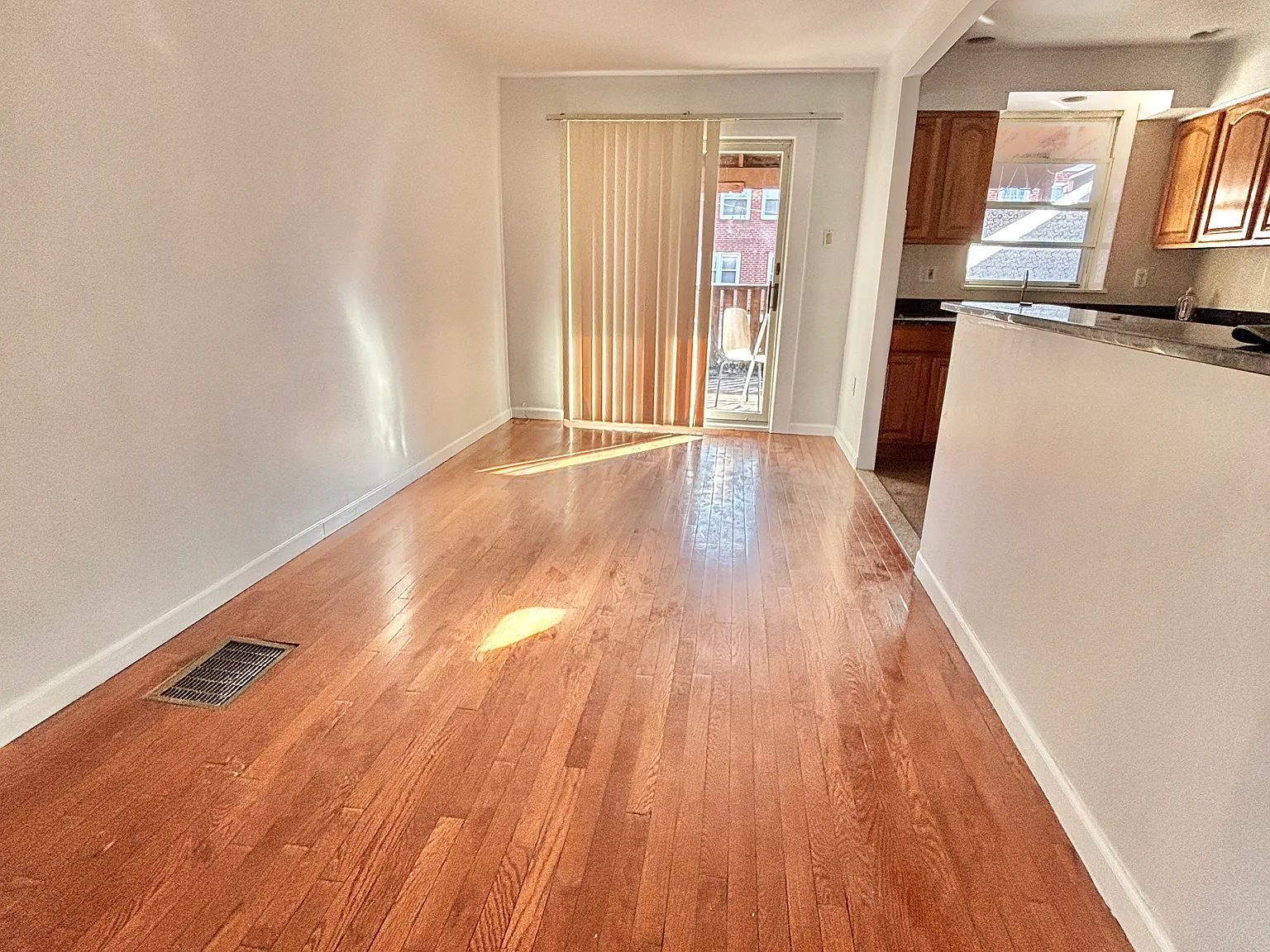 3 bed, 1.5 bath, 1170 sqft, $1,800 — Photo 4