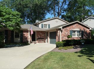 894 Saxon Pl, Buffalo Grove, IL 60089