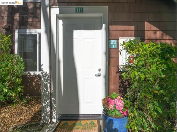 111 Marina Lakes Dr, Richmond, CA 94804