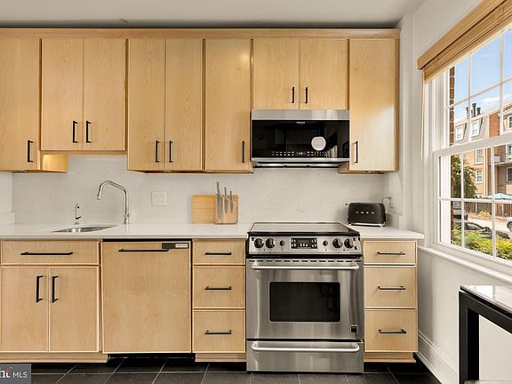 5th image of 1672 Beekman Pl NW APT B