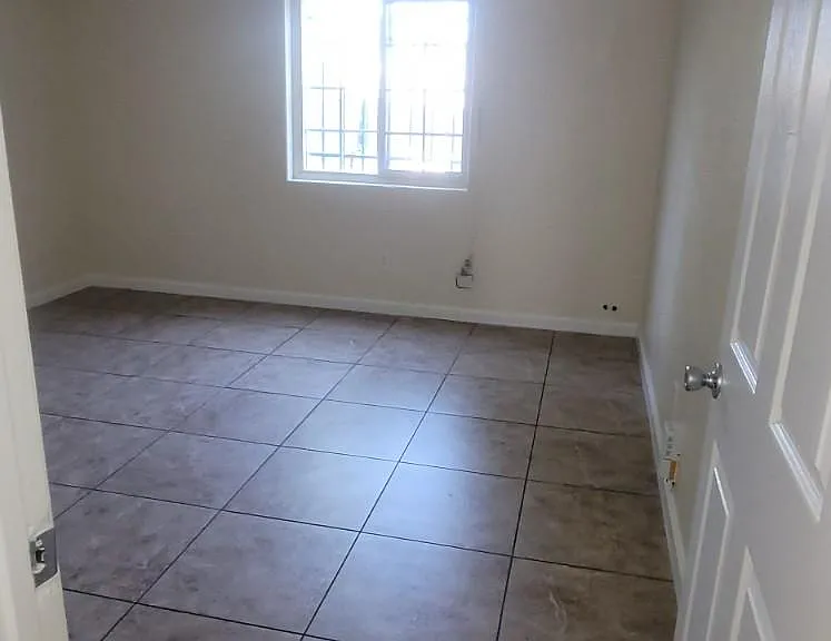 10406 Wilmington Ave — Photo 9