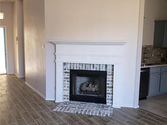 3rd image of 1907 Holly Springs Dr