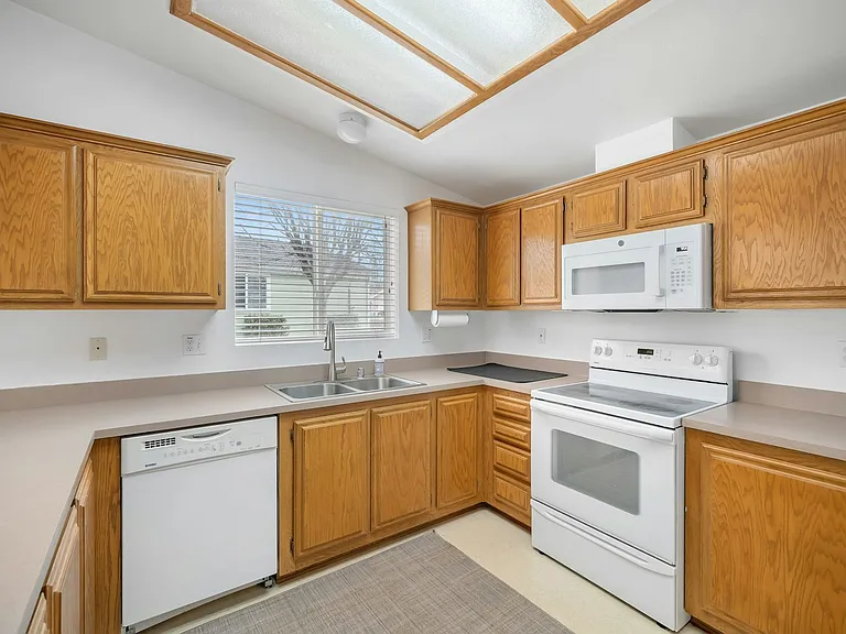 351 Lark Dr — Photo 8