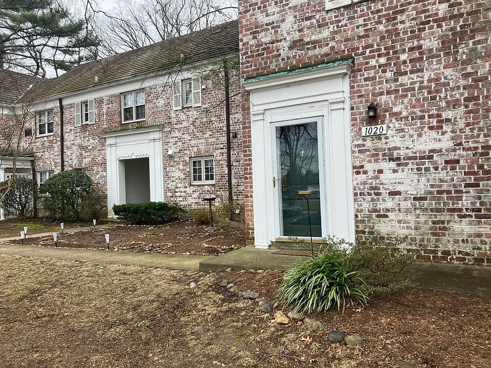Private entrance to unit. Small patio at entrance way.