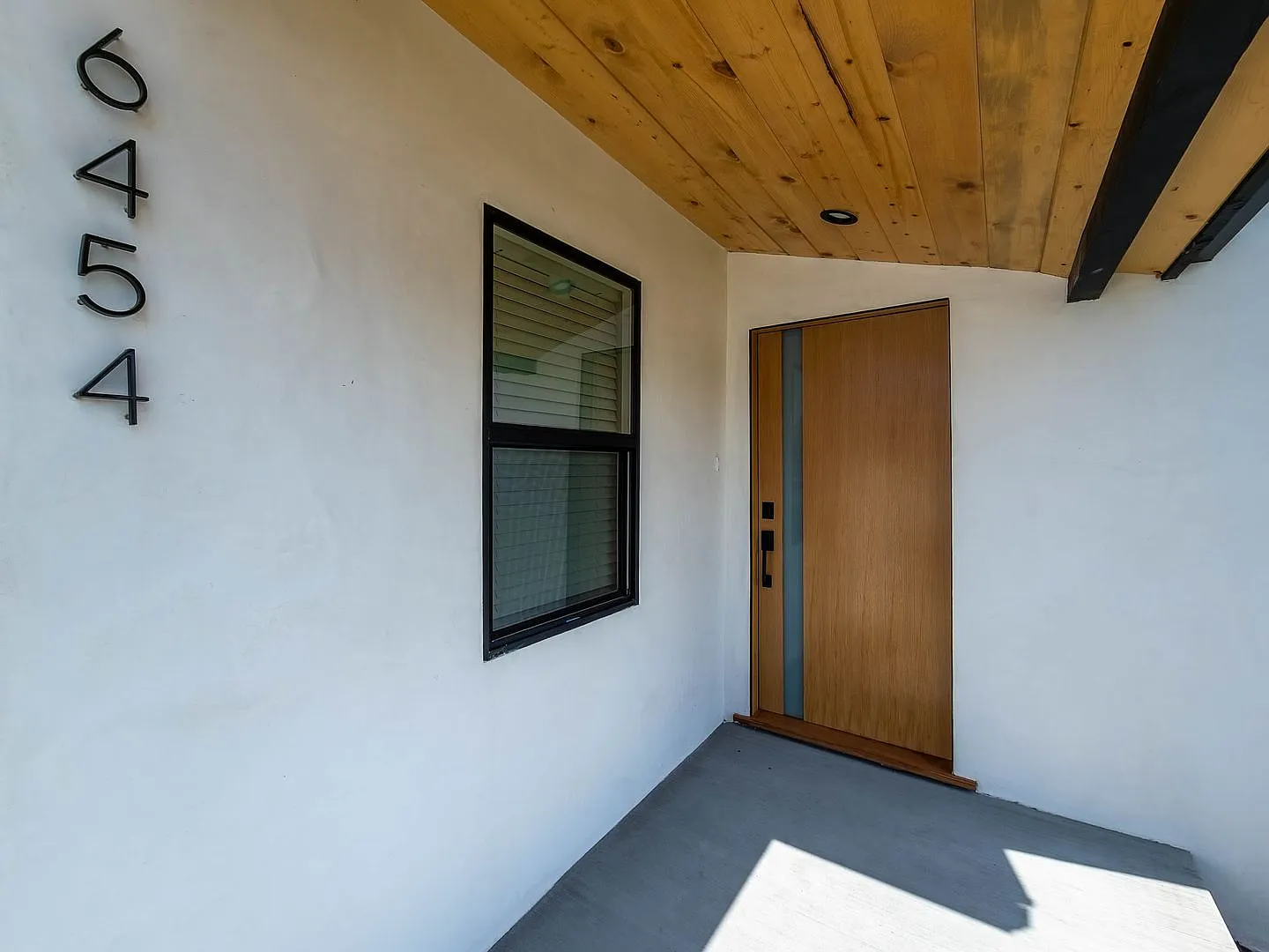 Tastefully Remodeled 4BR Home in North Hollywood! — Photo 3