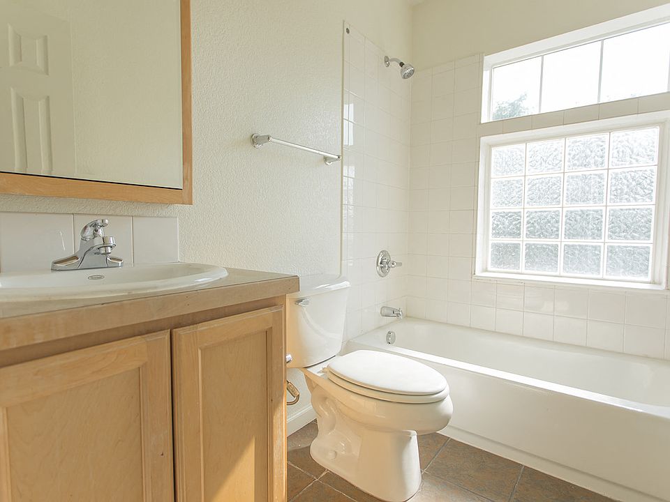 811 20th Street Bathroom