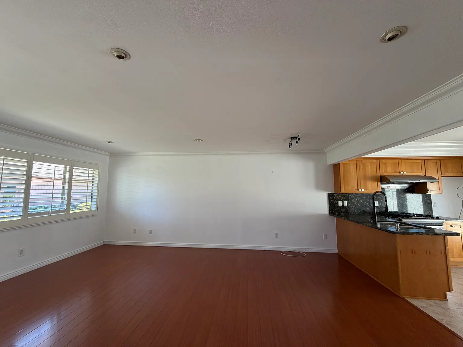 2 bed, 900 sqft, $2,700 — Photo 2