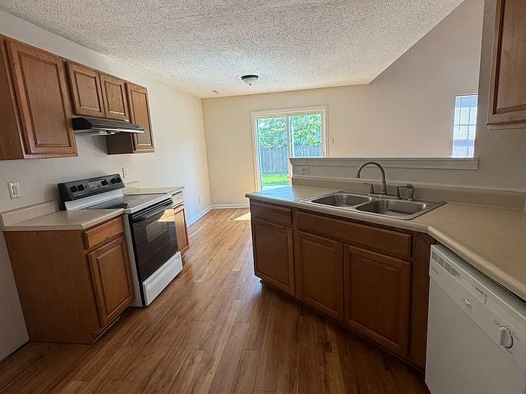 1209 Porchester Ln — Photo 5