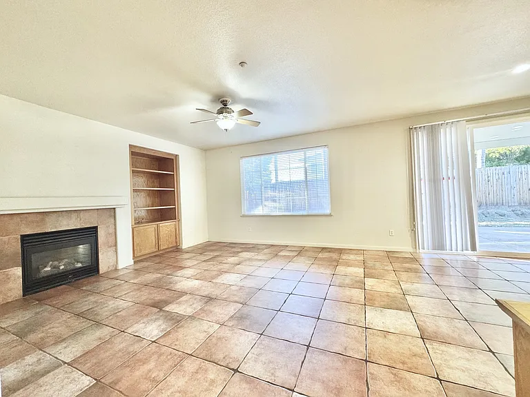 1207 Silverton Way — Photo 9