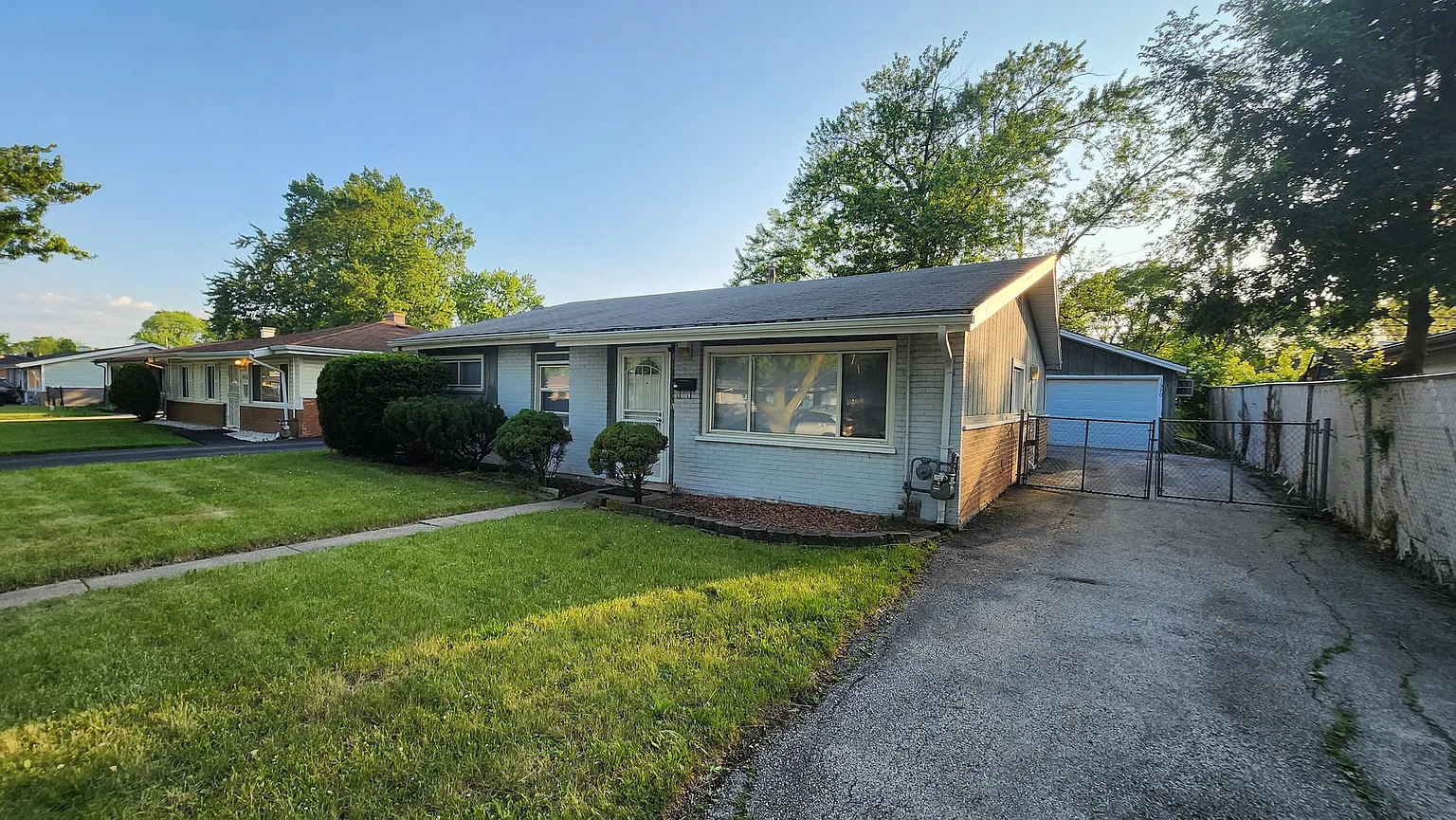 1370 Forest Pl photo 1