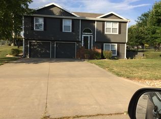 804 Davis Dr, Manhattan, KS 66502