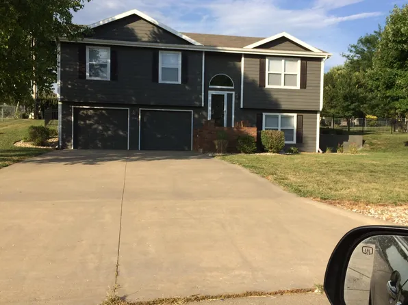 804 Davis Dr, Manhattan, KS 66502