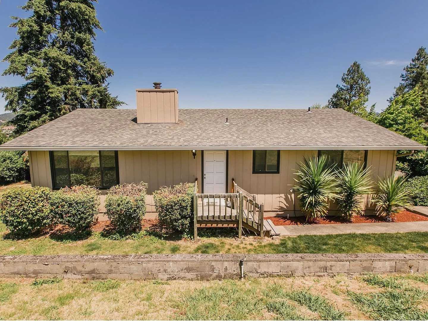 2056 Linnell Ave photo 1