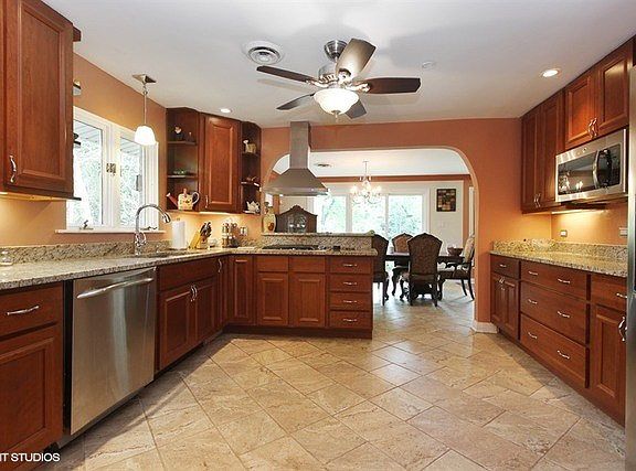 GOURMET KITCHEN WITH ROOM TO COOK.