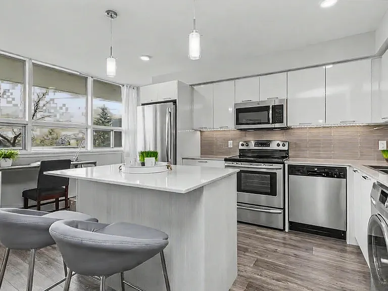 4340 Bloor St W — Photo 1