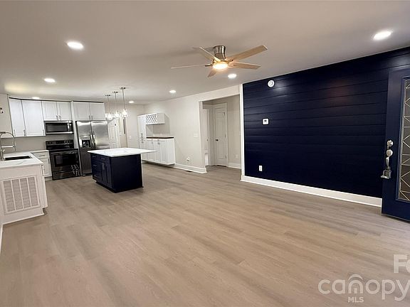 3rd image of 500 Broad St