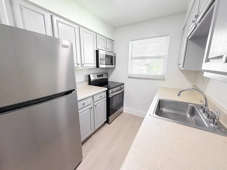 1100 S Broadway #205 — Photo 12