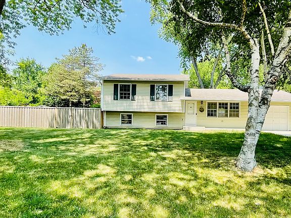 3rd image of 26W510 Knoll Ct