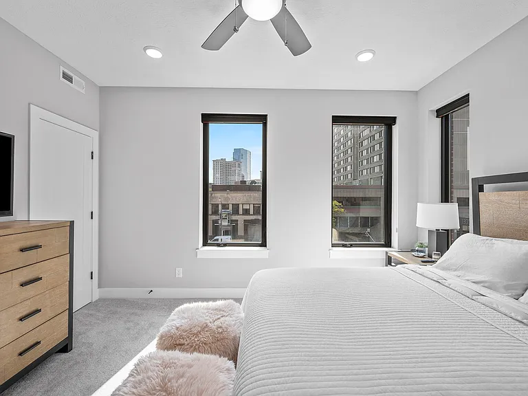 1403 Superior Ave E — Photo 31