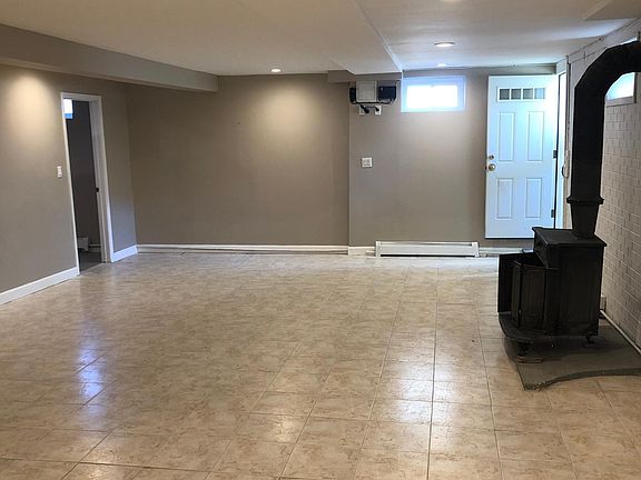 5th image of 492 Stafford Ave