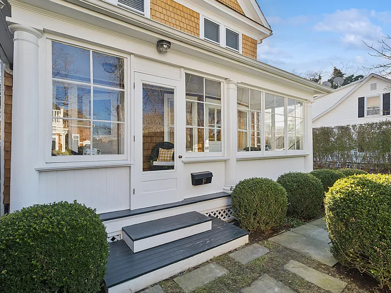 106 Meeting House Ln — Photo 2